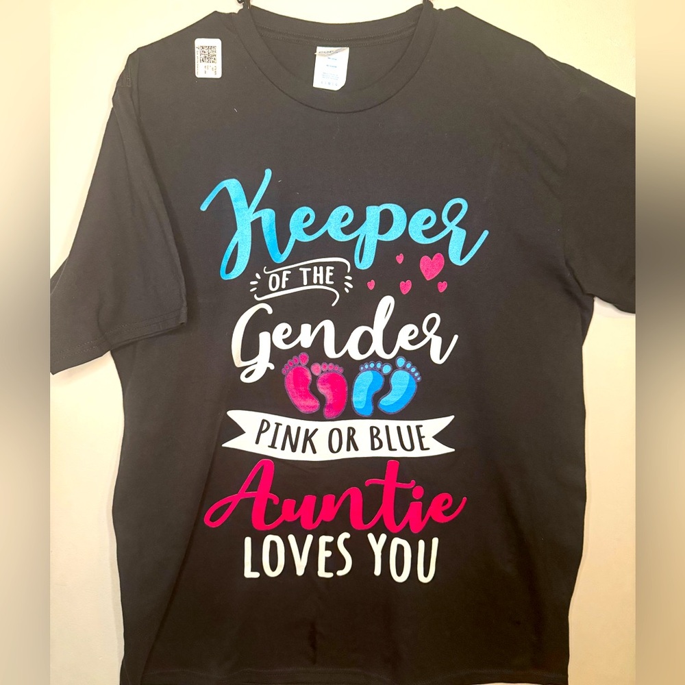 “Keeper of the Gender, Pink or Blue Auntie Loves You” Graphic Tee Large